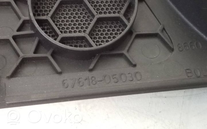 Toyota Avensis T250 Grilles/couvercle de haut-parleur latéral 6761805030