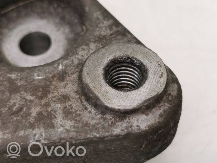 Toyota Aygo AB10 Uchwyt / Mocowanie sprężarki klimatyzacji 884310H010