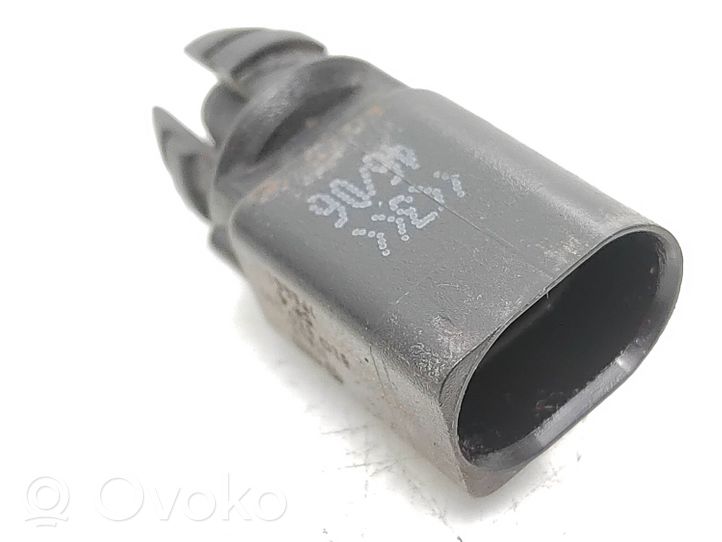 Volkswagen PASSAT B6 Sensor de temperatura interna/externa 8Z0820535