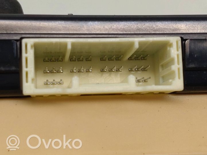 Toyota Auris E180 Module de fusibles 8922102480