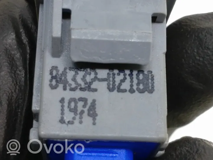 Toyota Auris E180 Hätävilkkujen kytkin 8433202180