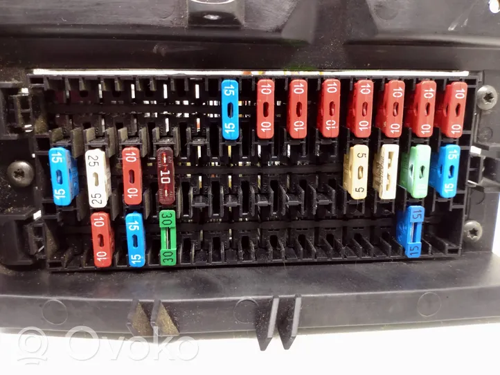 Opel Vivaro Fuse box set 1810916000