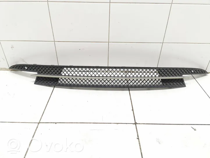 BMW 1 E81 E87 Grille inférieure de pare-chocs avant 7182367