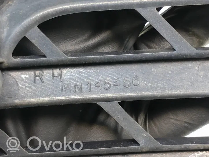 Mitsubishi Grandis Maskownica / Grill / Atrapa górna chłodnicy MN145456