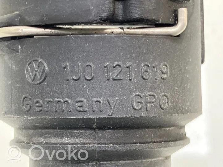 Volkswagen Golf V Tuyau de liquide de refroidissement moteur 1J0121619