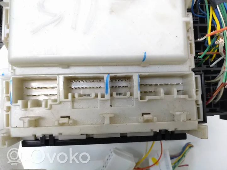 Toyota RAV 4 (XA30) Module de fusibles 8273042010