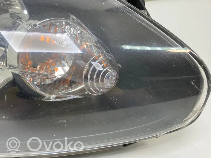 Toyota Aygo AB10 Lampa przednia 811100H070