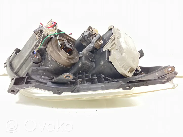 Toyota Avensis T250 Lampa przednia 9922680008