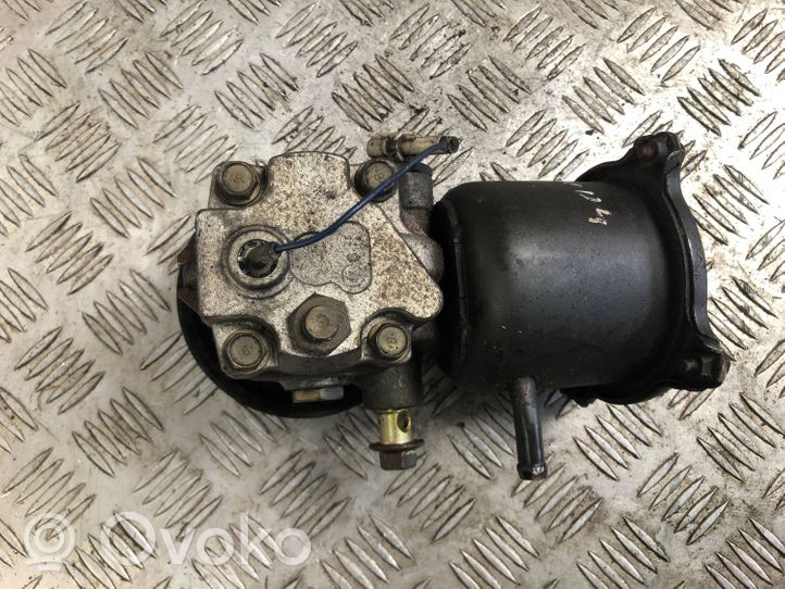 Subaru Forester SF Ohjaustehostimen pumppu 7801040