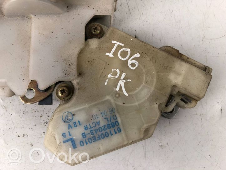 Subaru Impreza II Zamek drzwi przednich 61031FE011