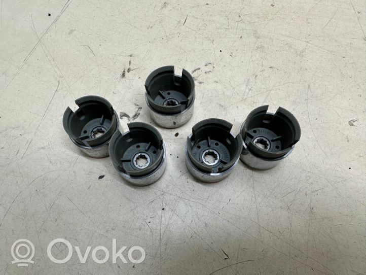 Volkswagen Touareg II Ohjauspyörän mutterin suojakansi 7L6601173A