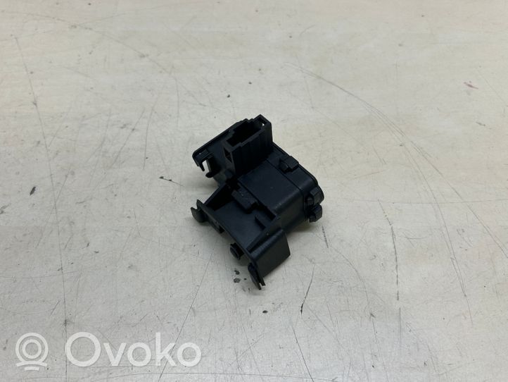 Volkswagen Touareg II Verrouillage du bouchon du réservoir de carburant 7P0810773B