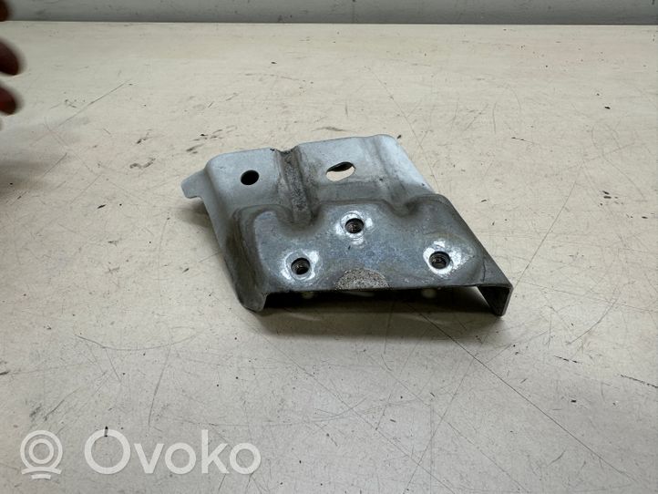 Volkswagen Touareg II Supporto di montaggio del parafango 7P6821151B