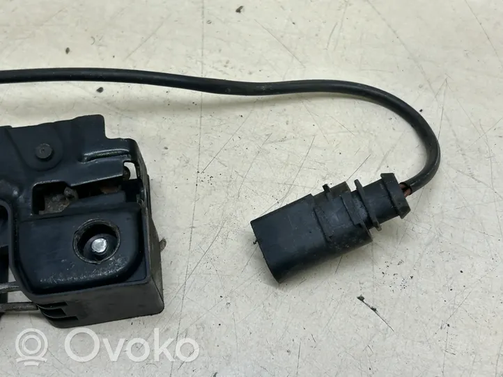 Audi Q7 4L Dzinēja pārsega slēdzene 4L0823509