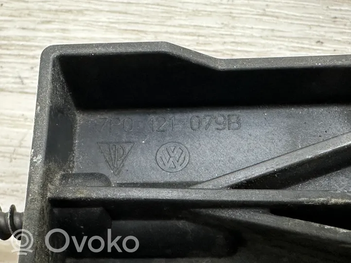 Volkswagen Touareg II Staffa del pannello di supporto del radiatore 7P0121079B