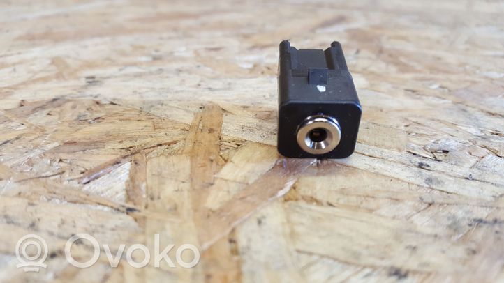 Volvo V40 Câble adaptateur AUX 31285608