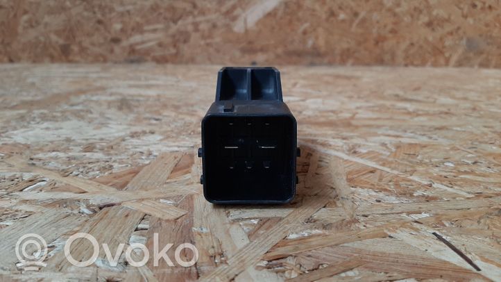 Volvo V50 Glow plug pre-heat relay 9666671780