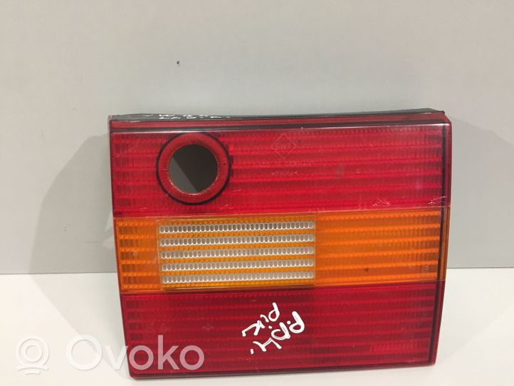 Volkswagen PASSAT B4 Lampy tylnej klapy bagażnika 3A9945108