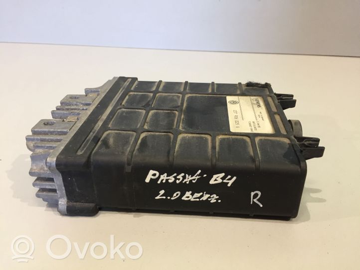 Volkswagen PASSAT B4 Variklio valdymo blokas 037906025G