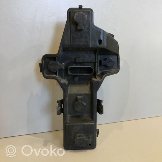 Volkswagen Touran I Takavalon polttimon suojan pidike 1T0945258A