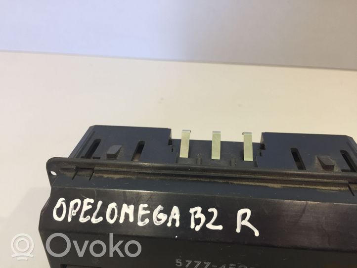 Opel Omega B2 Écran / affichage / petit écran 57774595