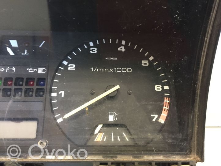 Volkswagen PASSAT B2 Speedometer (instrument cluster) 321919033PN