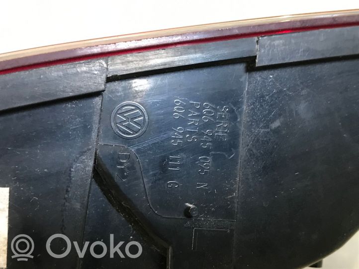 Volkswagen Polo IV 9N3 Aizmugurējais lukturis virsbūvē 606945111G