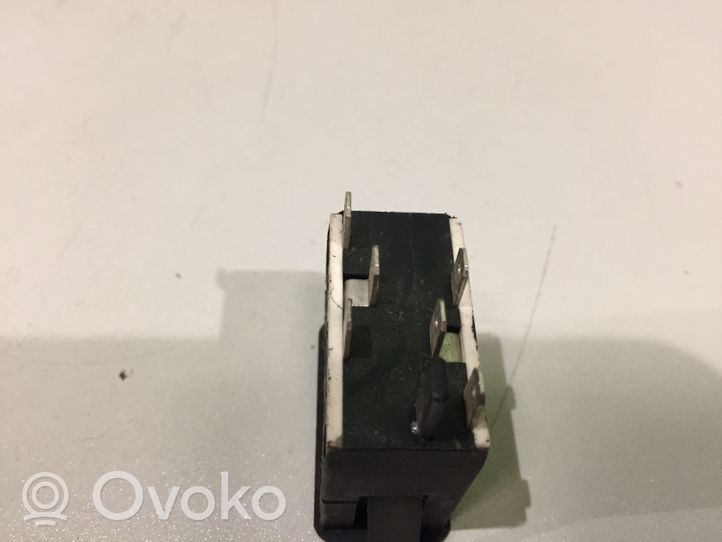 BMW 3 E30 Przyciski / Przełącznik regulacji głośności 1368769