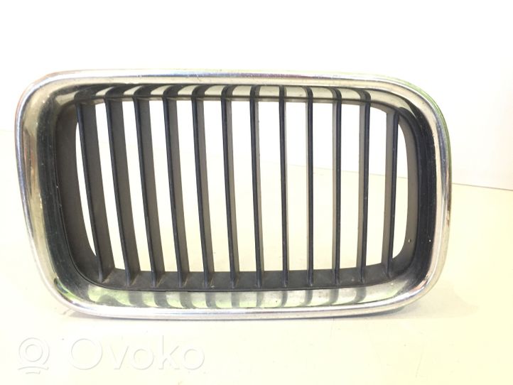 BMW 3 E36 Grille de calandre avant 51138122238