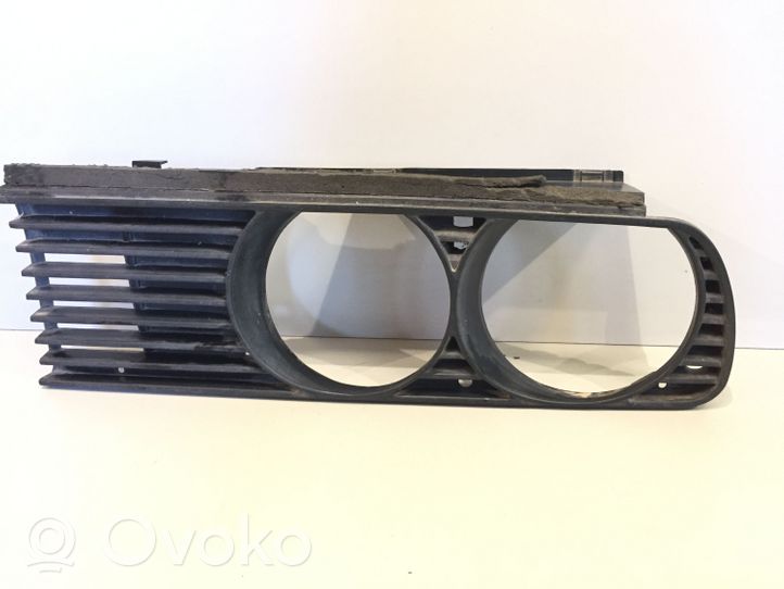 BMW 3 E30 Listwa pod lampę przednią 18760910