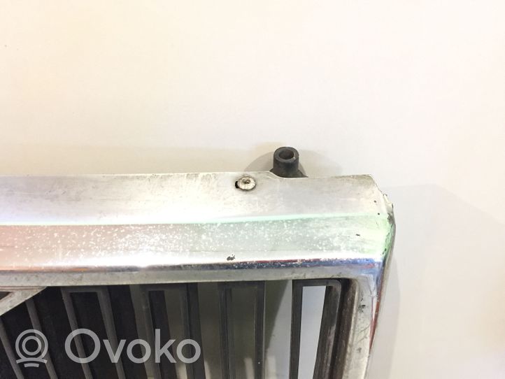 Volvo 240 Grille calandre supérieure de pare-chocs avant 1312657