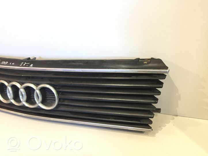 Audi 100 200 5000 C3 Grotelės viršutinės 