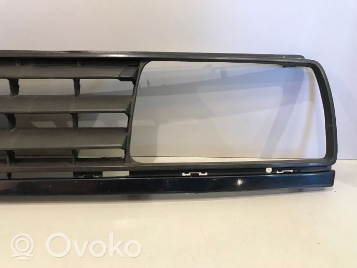 Volkswagen Jetta II Front bumper upper radiator grill 165853653E