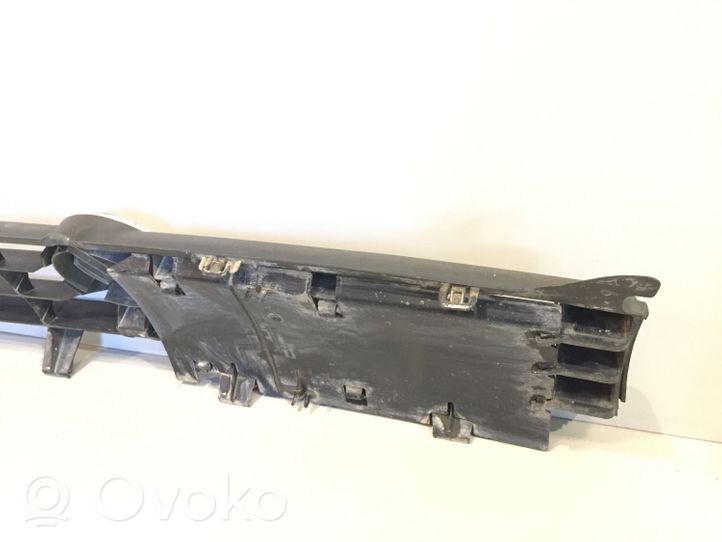 Volkswagen PASSAT B2 Maskownica / Grill / Atrapa górna chłodnicy 321853653N