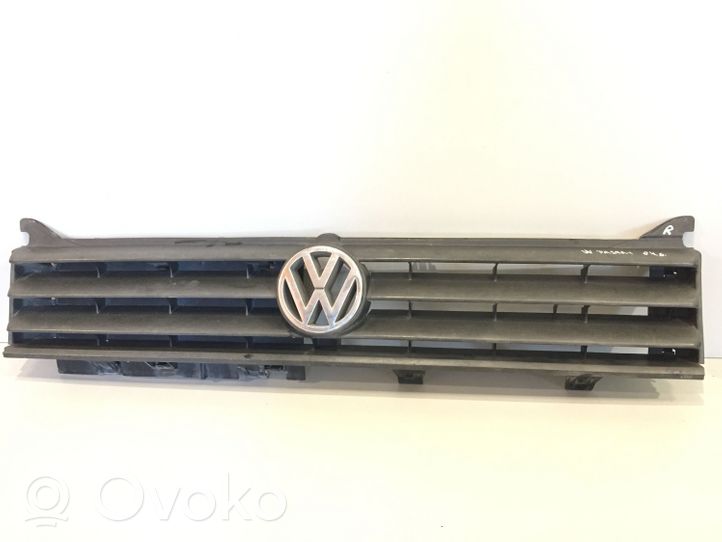 Volkswagen PASSAT B2 Grille calandre supérieure de pare-chocs avant 321853653N