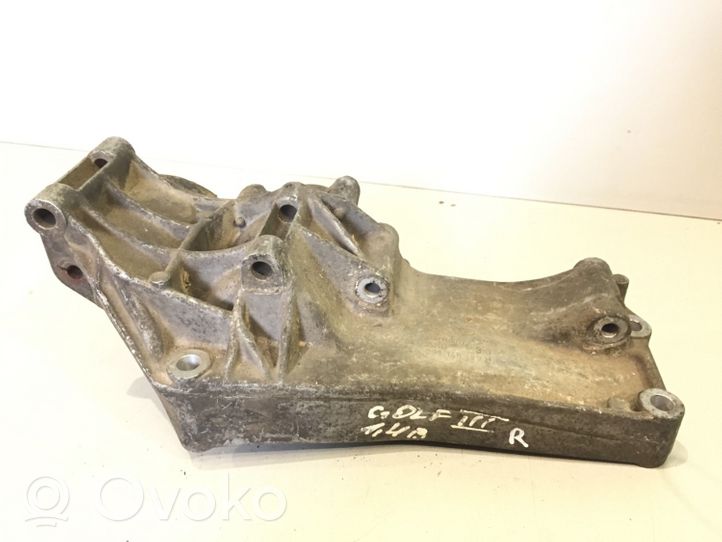 Volkswagen Golf III Support de générateur / alternateur 032145169H