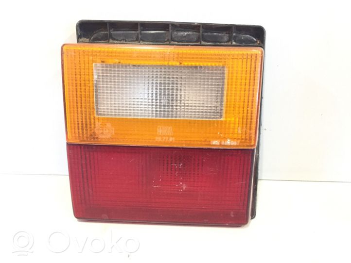 Audi 80 90 B2 Lampy tylnej klapy bagażnika 811945093