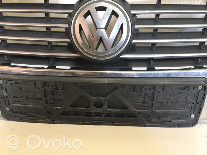 Volkswagen PASSAT B6 Grotelės viršutinės 3C0853651D