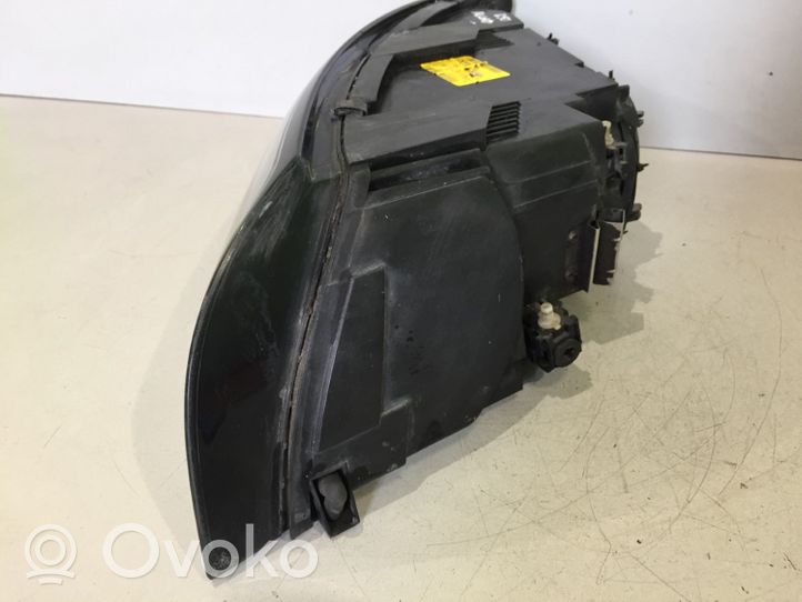 Volvo V50 Lampa przednia 30698649