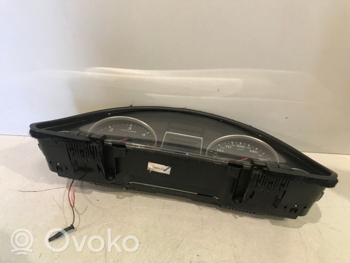 Audi A4 S4 B6 8E 8H Tachimetro (quadro strumenti) 8E0920900G