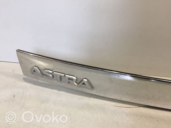 Opel Astra H Listwa oświetlenie tylnej tablicy rejestracyjnej 