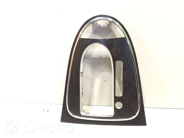 Mercedes-Benz CLS C219 Rivestimento in plastica cornice della leva del cambio A2196806036