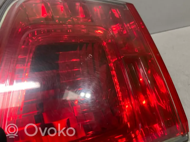 Toyota Avensis T270 Lampy tylnej klapy bagażnika 