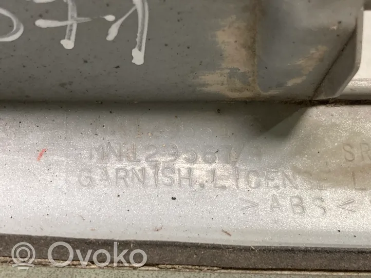 Mitsubishi Grandis Takaluukun rekisterikilven valon palkki MN1295512