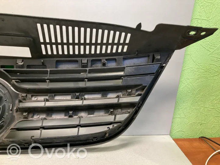 Volkswagen Tiguan Atrapa chłodnicy / Grill 5N0853653A