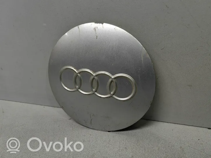 Audi A4 S4 B5 8D Заводская крышка (крышки) от центрального отверстия колеса 8D0601165B