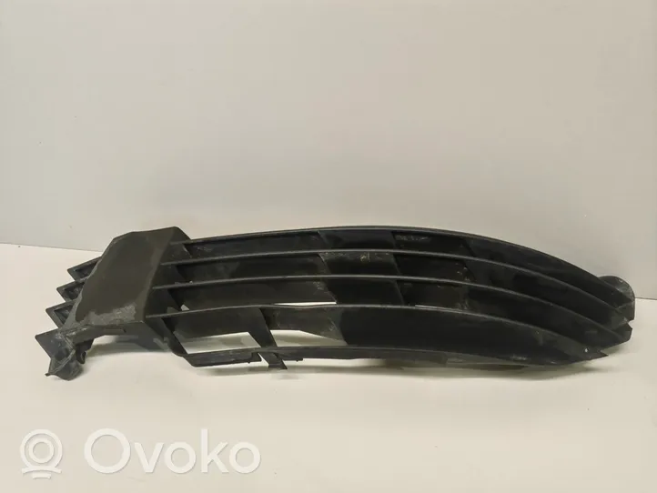 Volkswagen PASSAT B5.5 Grille inférieure de pare-chocs avant 3B0853665H