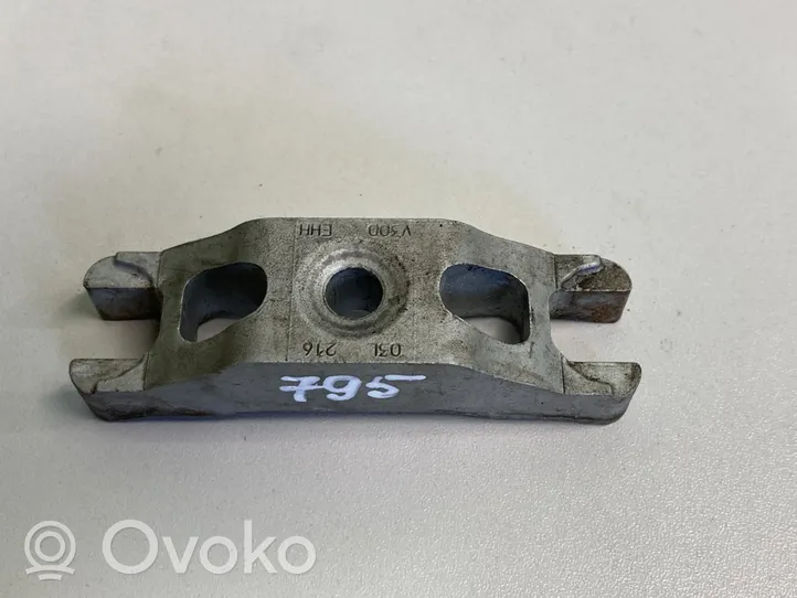 Volkswagen Golf VI Support de pince d'injecteur de carburant 03L216