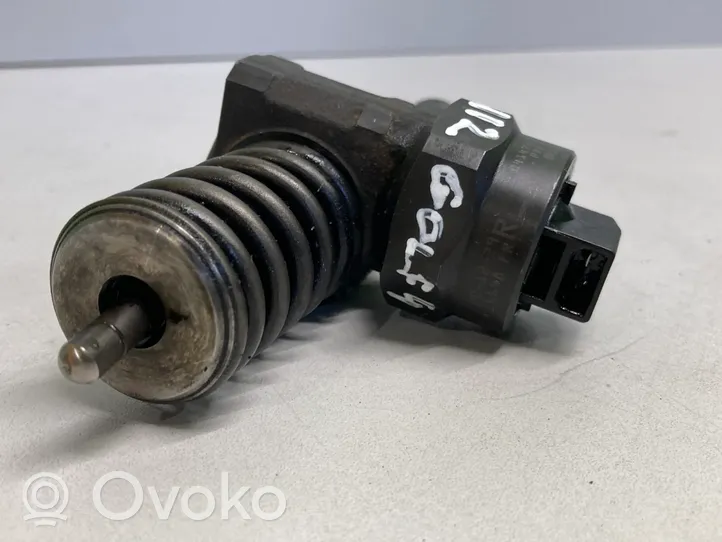 Volkswagen Golf IV Inyector de combustible 038130073J