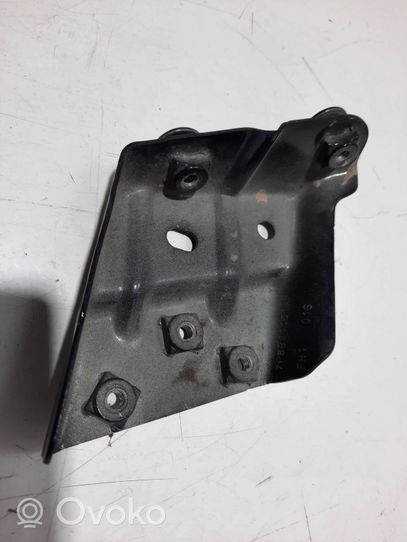 Volkswagen Touareg II Supporto di montaggio del parafango 7P6821151A